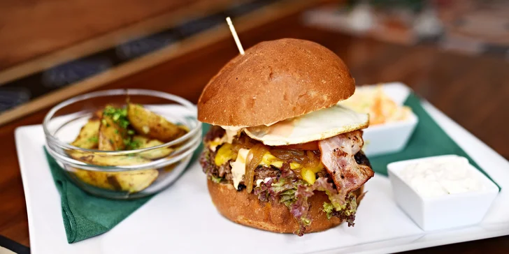 Skvělý 150gramový burger s přílohou a nápojem pro 1 nebo 2 osoby