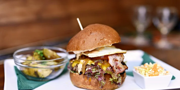 Skvělý 150gramový burger s přílohou a nápojem pro 1 nebo 2 osoby
