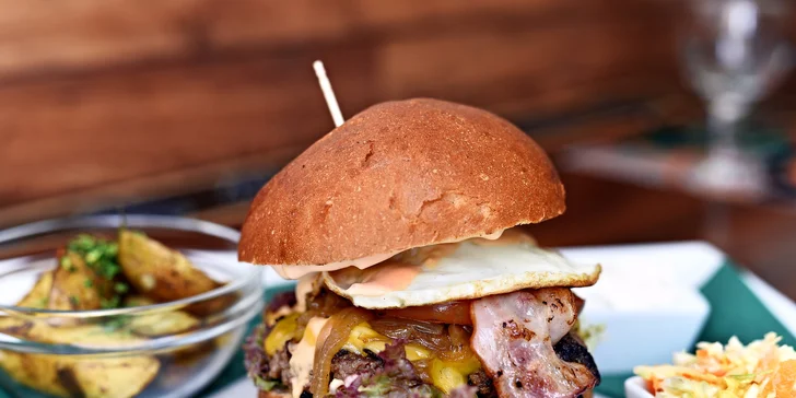 Skvělý 150gramový burger s přílohou a nápojem pro 1 nebo 2 osoby