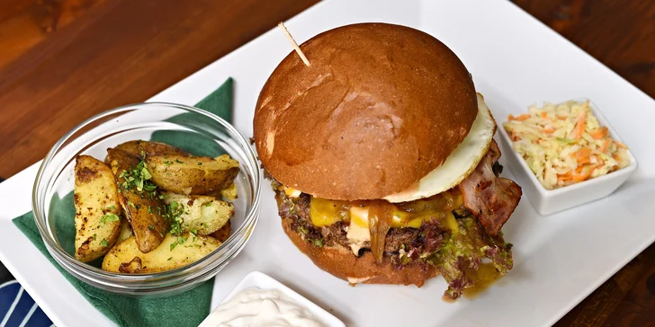 Skvělý 150gramový burger s přílohou a nápojem pro 1 nebo 2 osoby