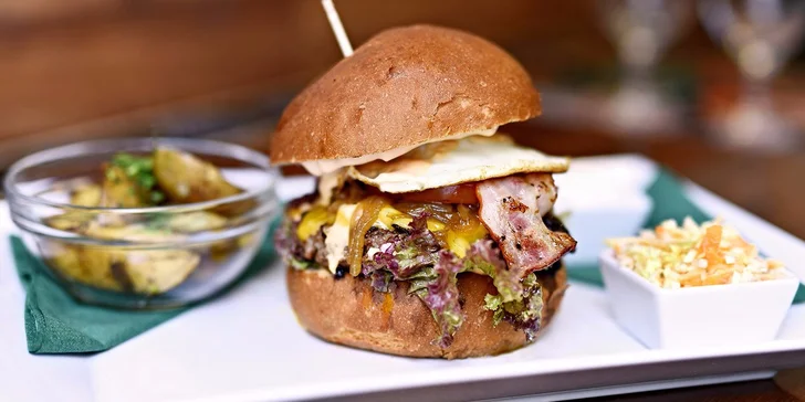 Skvělý 150gramový burger s přílohou a nápojem pro 1 nebo 2 osoby