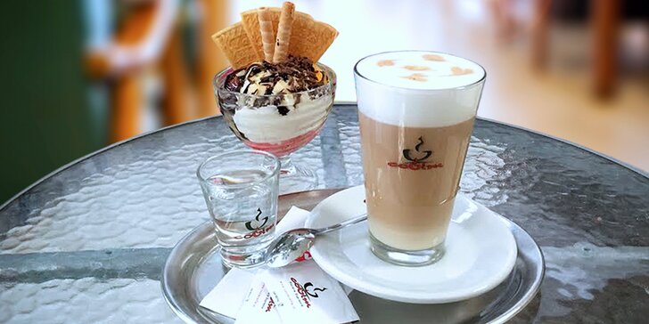 Zmrzlinový pohár a káva nebo limča v kavárně s dětským koutkem