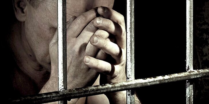 Pouta, mříže, elektrické křeslo a bachař – unikněte s partou z Věznice smrti