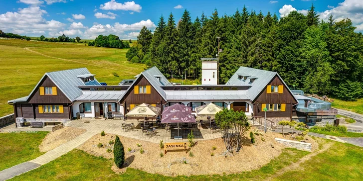 Pobyt u Nového Města na Moravě: moderní pokoj či chatka, jídlo i sauna