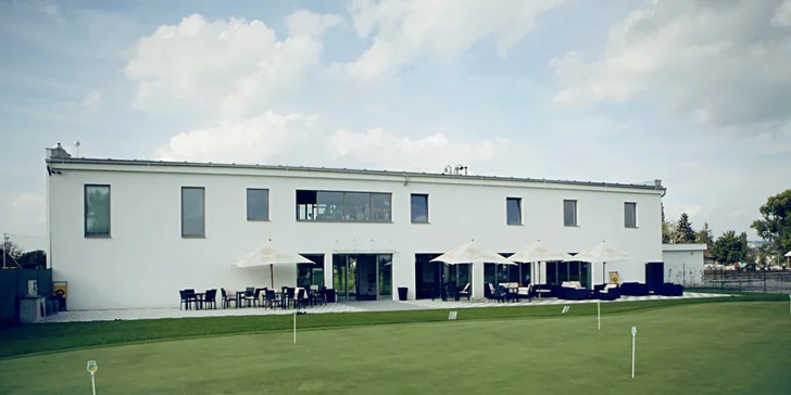 Fotbalgolf najdete v areálu Kšírovka, kde si můžete zahrát také minigolf nebo zajít na driving range.