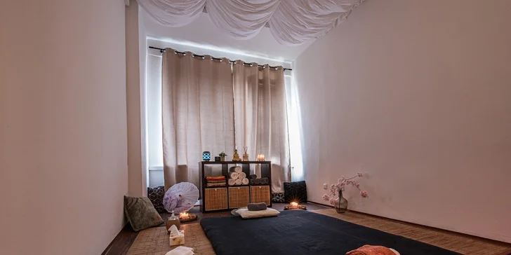 Atmosféru dotváří i nevtíravá relaxační až meditační hudba nebo váš vlastní playlist a tlumené teplé světlo svíček a solných lamp.