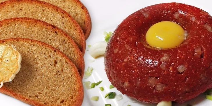 Hovězí tatarák s porcí zlatých topinek v restauraci Liberecká výšina