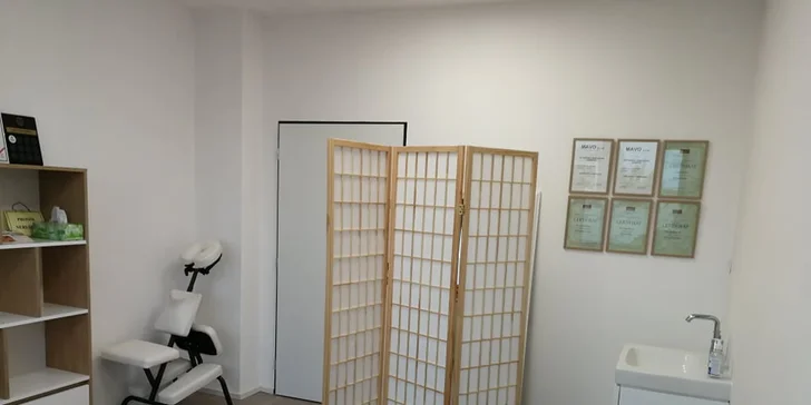 Raindrop je novou masážní technikou, která spojuje esenciální oleje a speciální masážní techniky.