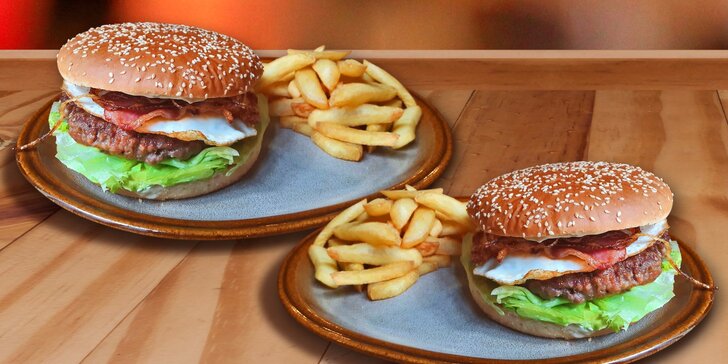 Dva dokonale poskládané hovězí burgery v restauraci Krušovická plachetnice