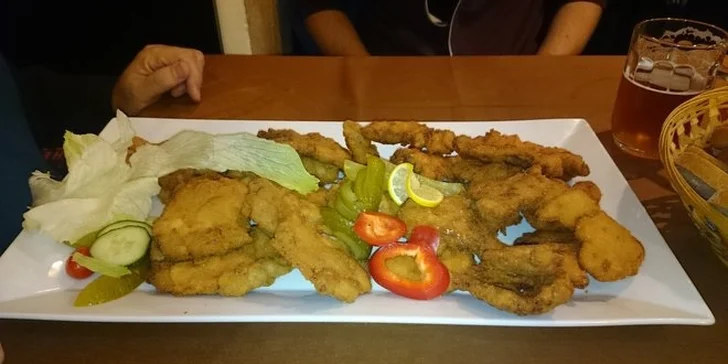 1,5kilová mísa kuřecích a vepřových řízečků v restauraci U Bizona