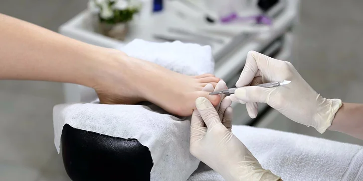 Luxusní kompletní pedikúra včetně ochranného laku a masáže