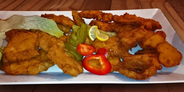 1,5kilová mísa kuřecích a vepřových řízečků v restauraci U Bizona