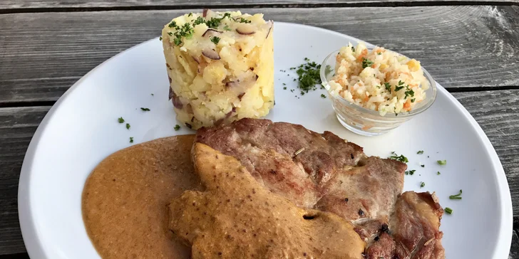 Krkovice váží 200 gramů a dostanete k ní ještě přílohu. Hlad nebude mít šanci.