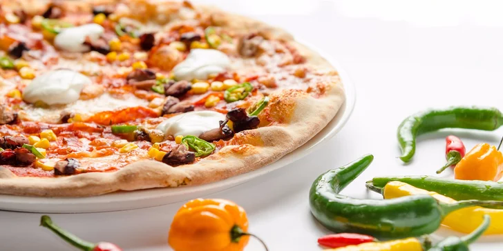 Pizza hýří barvami a chutěmi.