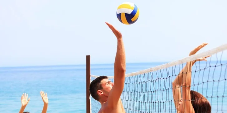 V areálu si zahrajete plážový volejbal, fotbal, tenis i ping-pong. 