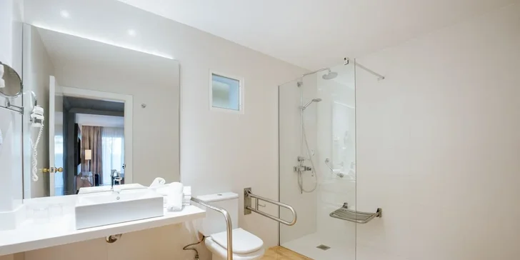 V koupelně najdete sprchu či vanu, WC a fén.
