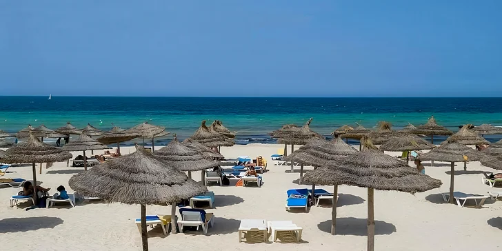 Resort je přímo u jedné z nejhezčích písečných pláží Tuniska. 