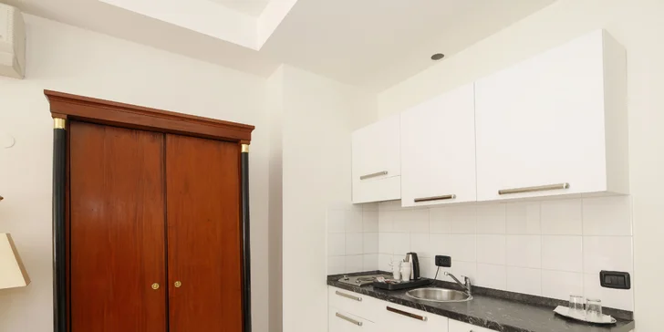 Nechýba tu ani minibar, gauč, písací stôl, trezor a varná kanvica.