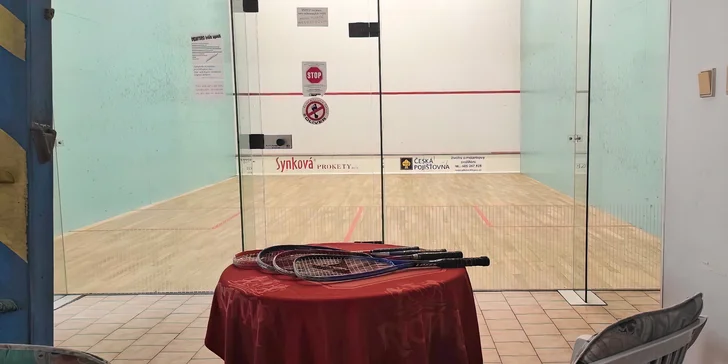 Squashový kurt je vybaven panely Fiberesin, které jsou schválené Českou squashovou asociací.