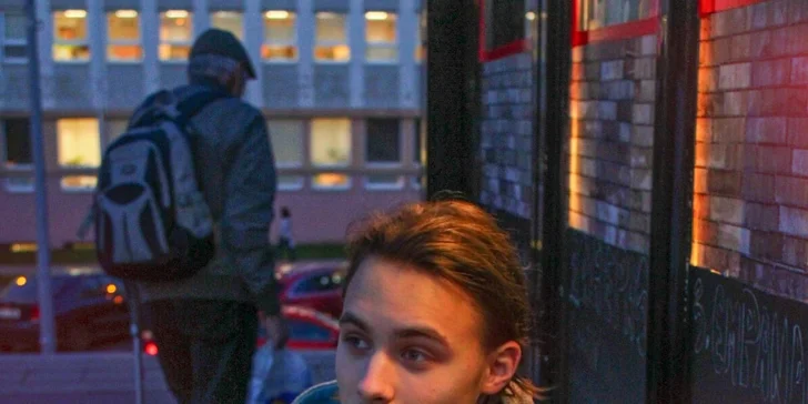 Žádná rezervace není třeba, stačí přijít s voucherem. 