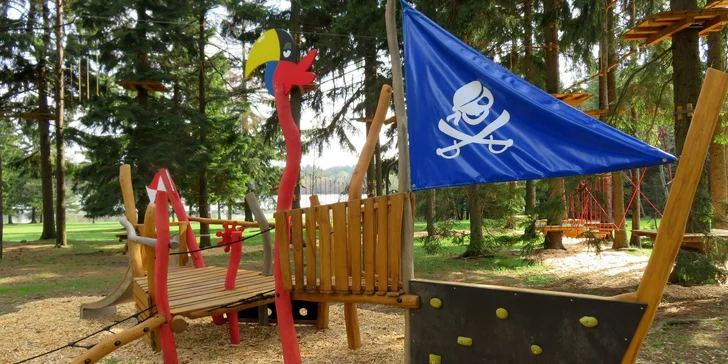 Děti se vyřádí na dětském hřišti nebo v lanovém parku.