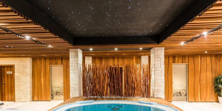Wellness centrum Forest Garden vám ponúka kombináciu oddychovej hudby, čistého dreva, kameňa a vody, spolu so 4 rôznymi saunami a tepidáriom. V priestoroch sa nachádzajú aj dve jacuzzi miestnosti so samostatnou sprchou.