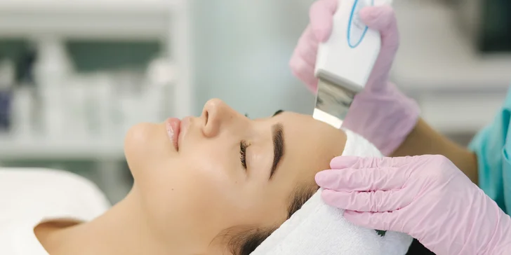 Čištění pleti ultrazvukovou špachtlí nebo diamantová mikrodermabraze