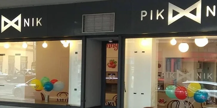 Svařák si můžete vzít s sebou na procházku Starým Městem.