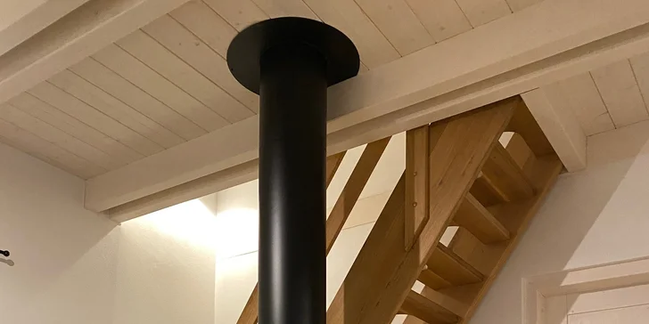 Útulnosť podčiarkne hrejivý krb v dolnej časti chalúpky. 