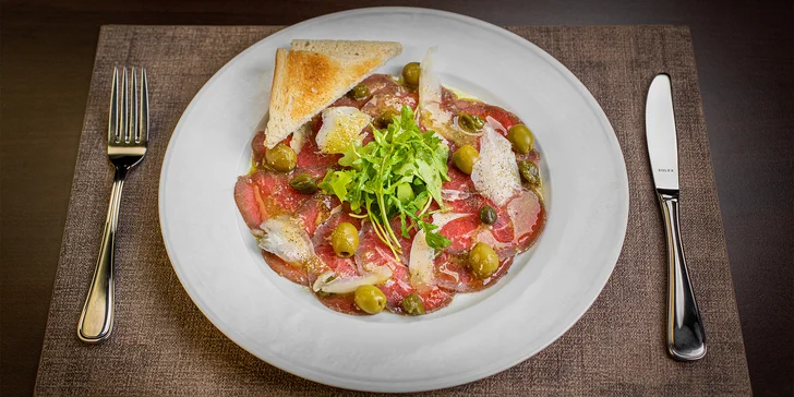 Až budete po sauně a masáži krásně odpočatí, uvolnění a bez stresu, zavítáte do elegantní hotelové restaurace. Tříchodové menu odstartuje hovězí carpaccio se salátem a toustem.