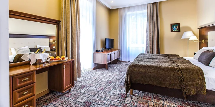 Těšte na komfortně vybavený dvoulůžkový pokoj s TV, telefonem, trezorem, Wi-Fi, minibarem a vlastní koupelnou.