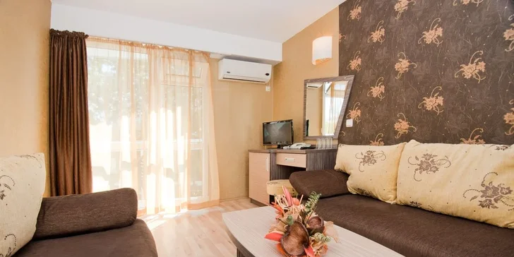 Za příplatek si lze objednat apartmá s ložnicí a obývacím pokojem pro 2 osoby s možností až 3 přistýlek pro děti (2x rozkládací gauč, 1x rozkládací lehátko). 