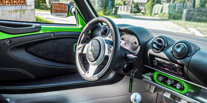 Na výběr mátě tři žihadla – Lotus Elise, Lamborghini Huracán a Porsche 911 GT3. 