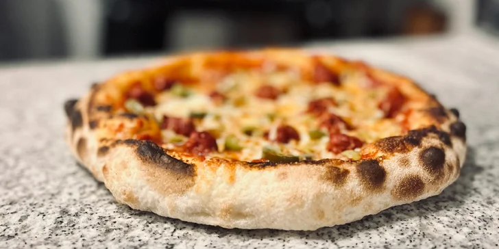 A aby toho nebylo málo, rádi vám tu připraví i křupavou pizzu napoletana o průměru 30 cm. 