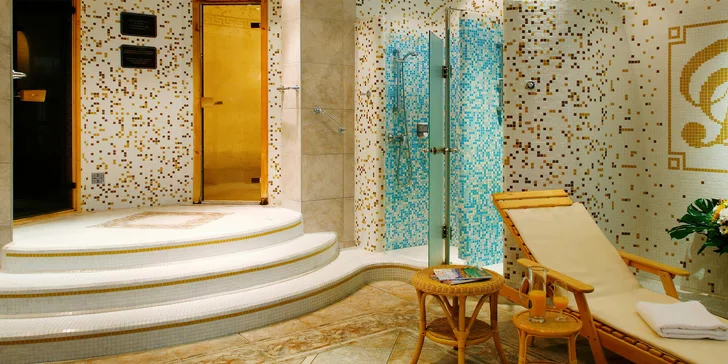 Ve wellness je bazén, sauna a pára. 