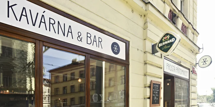 Promyšlená snídaně plná zdravých dobrot, voňavá káva a džus pro 1 nebo 2