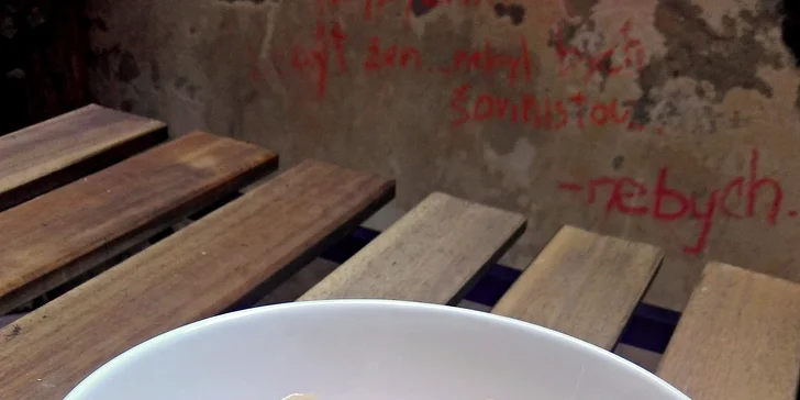 Promyšlená snídaně plná zdravých dobrot, voňavá káva a džus pro 1 nebo 2