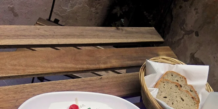 Promyšlená snídaně plná zdravých dobrot, voňavá káva a džus pro 1 nebo 2