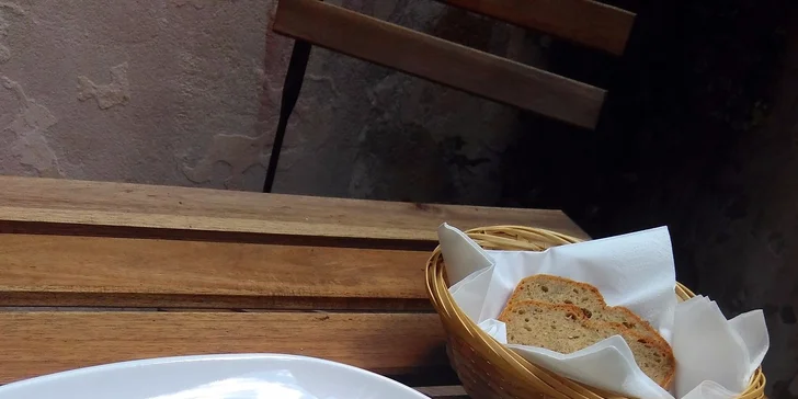 Promyšlená snídaně plná zdravých dobrot, voňavá káva a džus pro 1 nebo 2