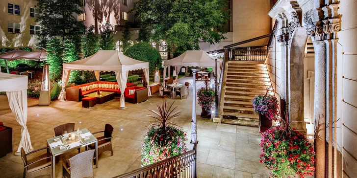 5chodová večeře s lahví vína podávaná v barokní zahradě restaurace Le Grill pro 2 osoby