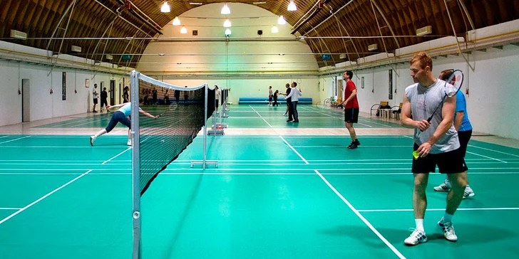 Ranní či dopolední hodinka na badmintonovém kurtu