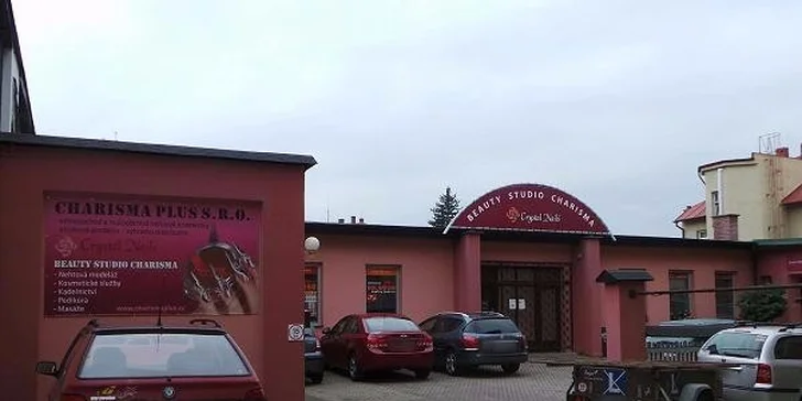 Krásné a upravené nehty luxusní kosmetikou Crystal Nails