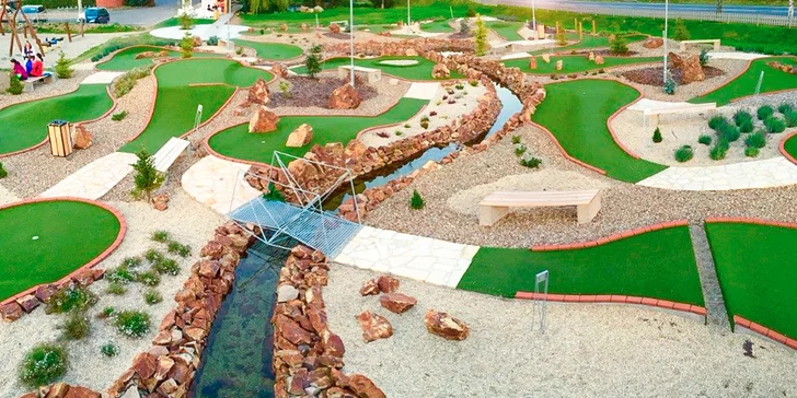 Adventure golf u Milína: 90 minut oddechové zábavy na profesionálním hřišti