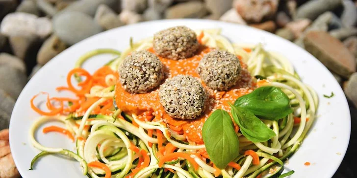 Veganské raw menu s dezertem a smoothie dle vlastního výběru