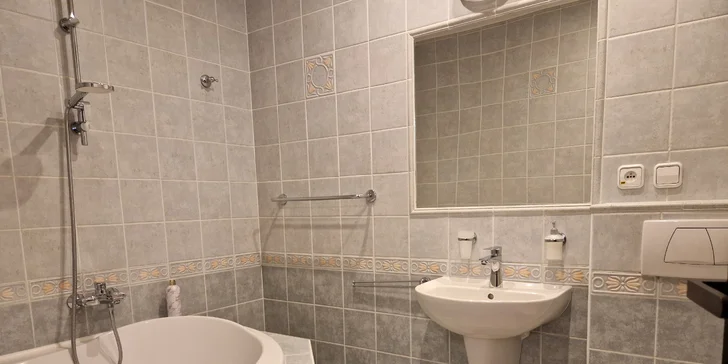 V kúpeľni je vaňa.