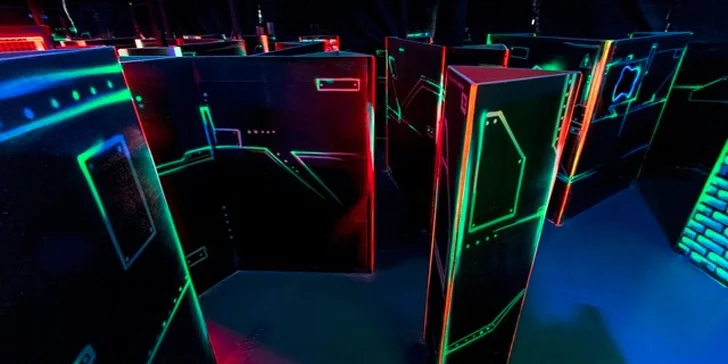 Zamiřte za zábavou: akční laserová střílečka v centru Prahy až pro 16 hráčů