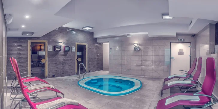 Ve wellness se naložíte do vířivky.