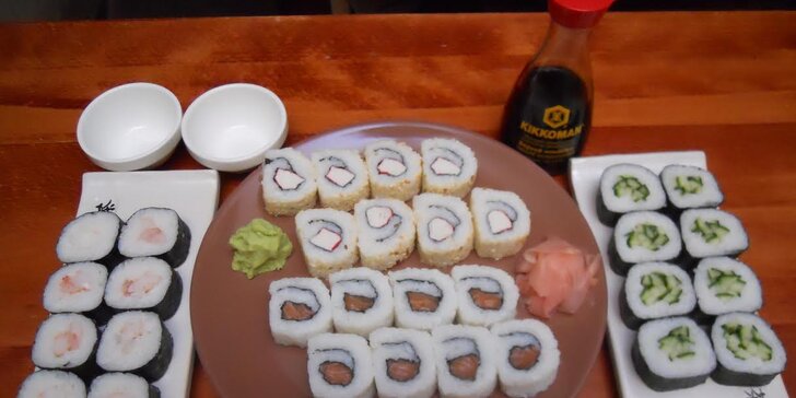 Čerstvé sushi na doma i do práce: losos, kreveta a další lahůdky ve 32 kouscích