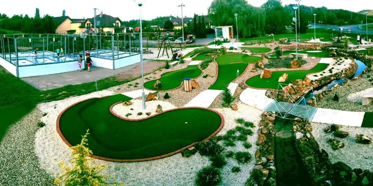 Adventure golf u Milína: 90 minut oddechové zábavy na profesionálním hřišti