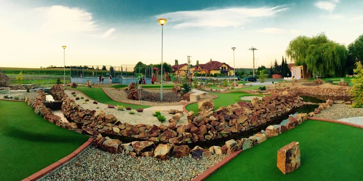 Adventure golf u Milína: 90 minut oddechové zábavy na profesionálním hřišti